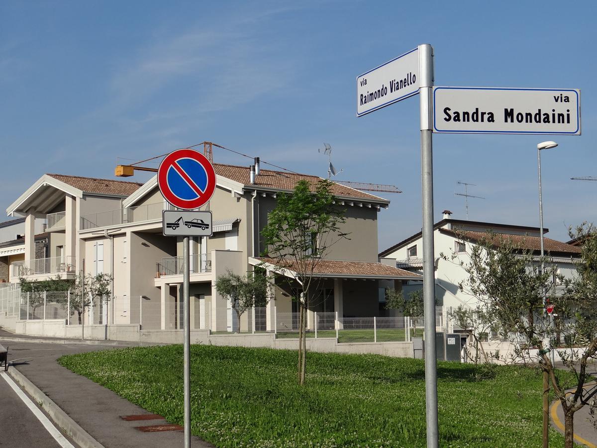 Отель Nuovo Laghetto Del Frassino Пескьера-дель-Гарда Экстерьер фото